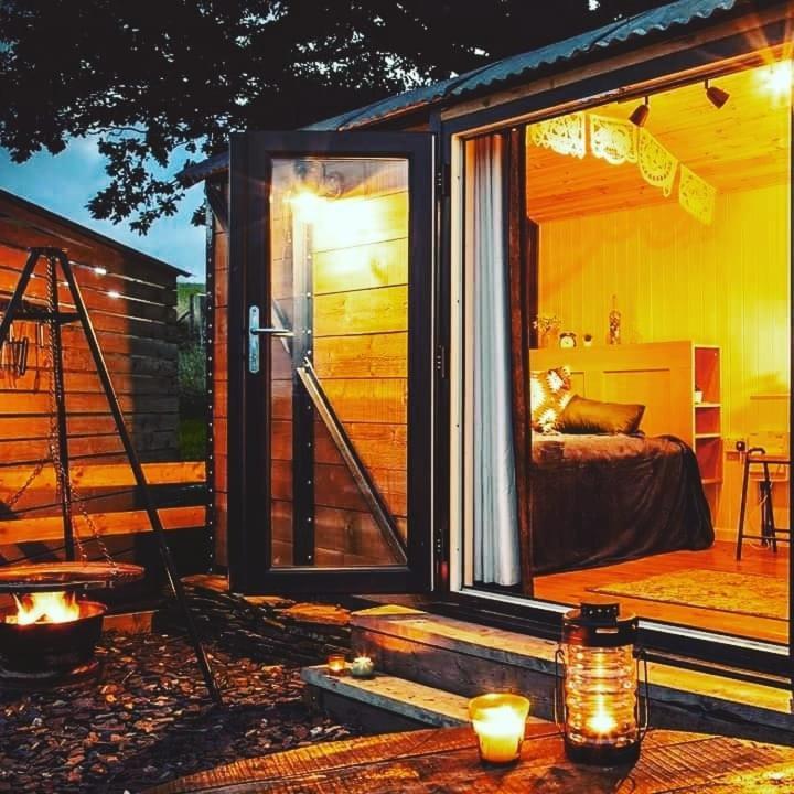 Готель Under The Oak Glamping Карфіллі Екстер'єр фото