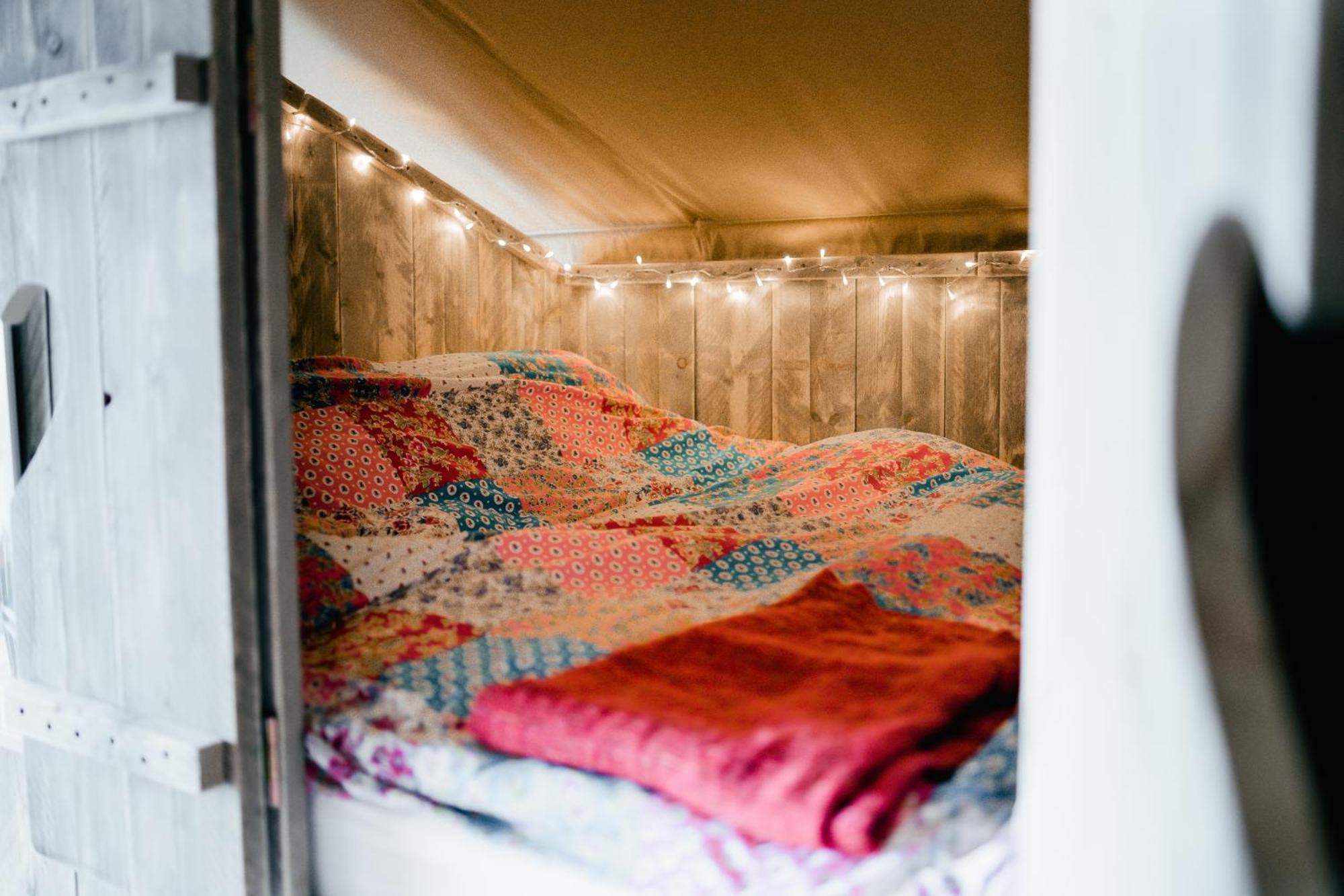 Готель Under The Oak Glamping Карфіллі Екстер'єр фото