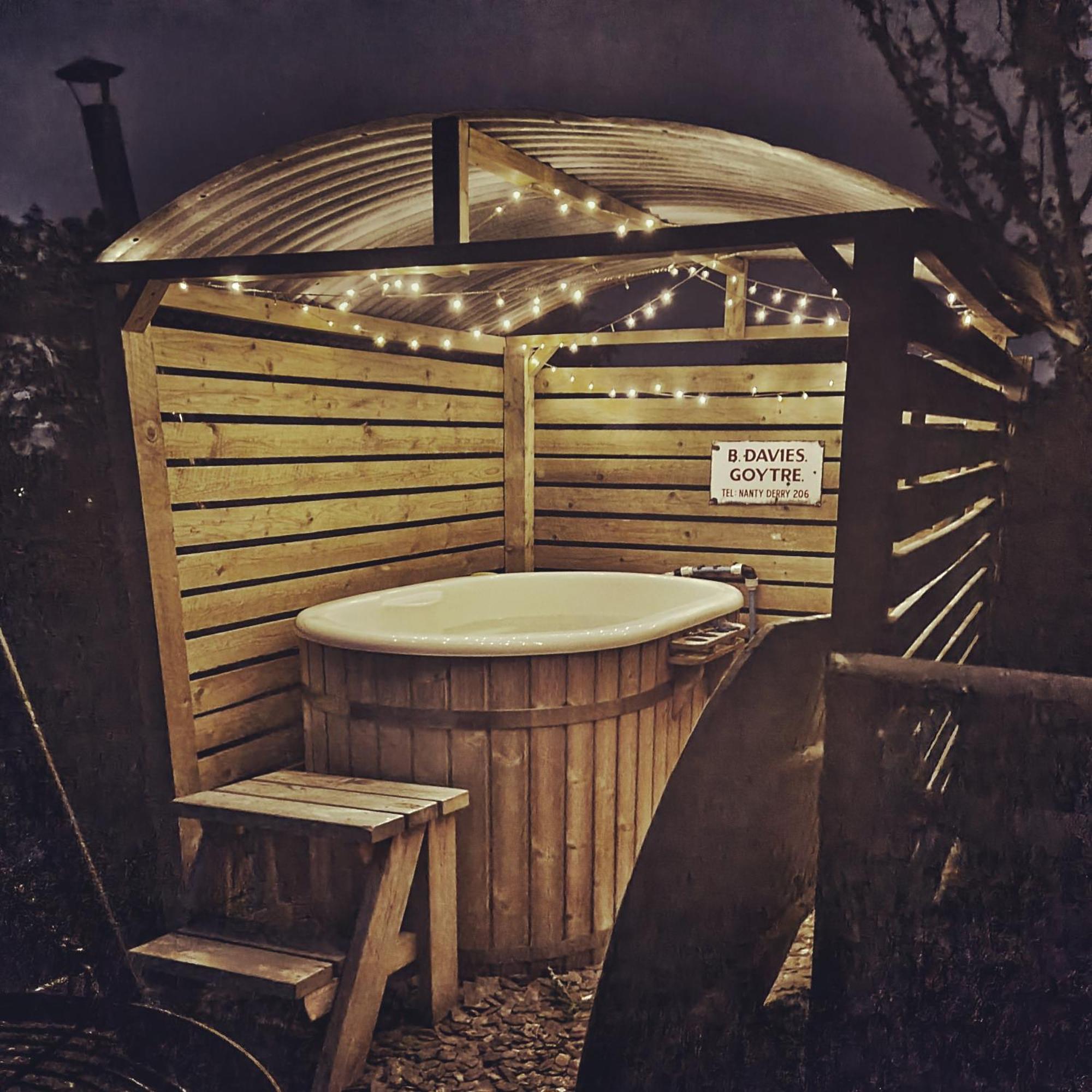 Готель Under The Oak Glamping Карфіллі Екстер'єр фото
