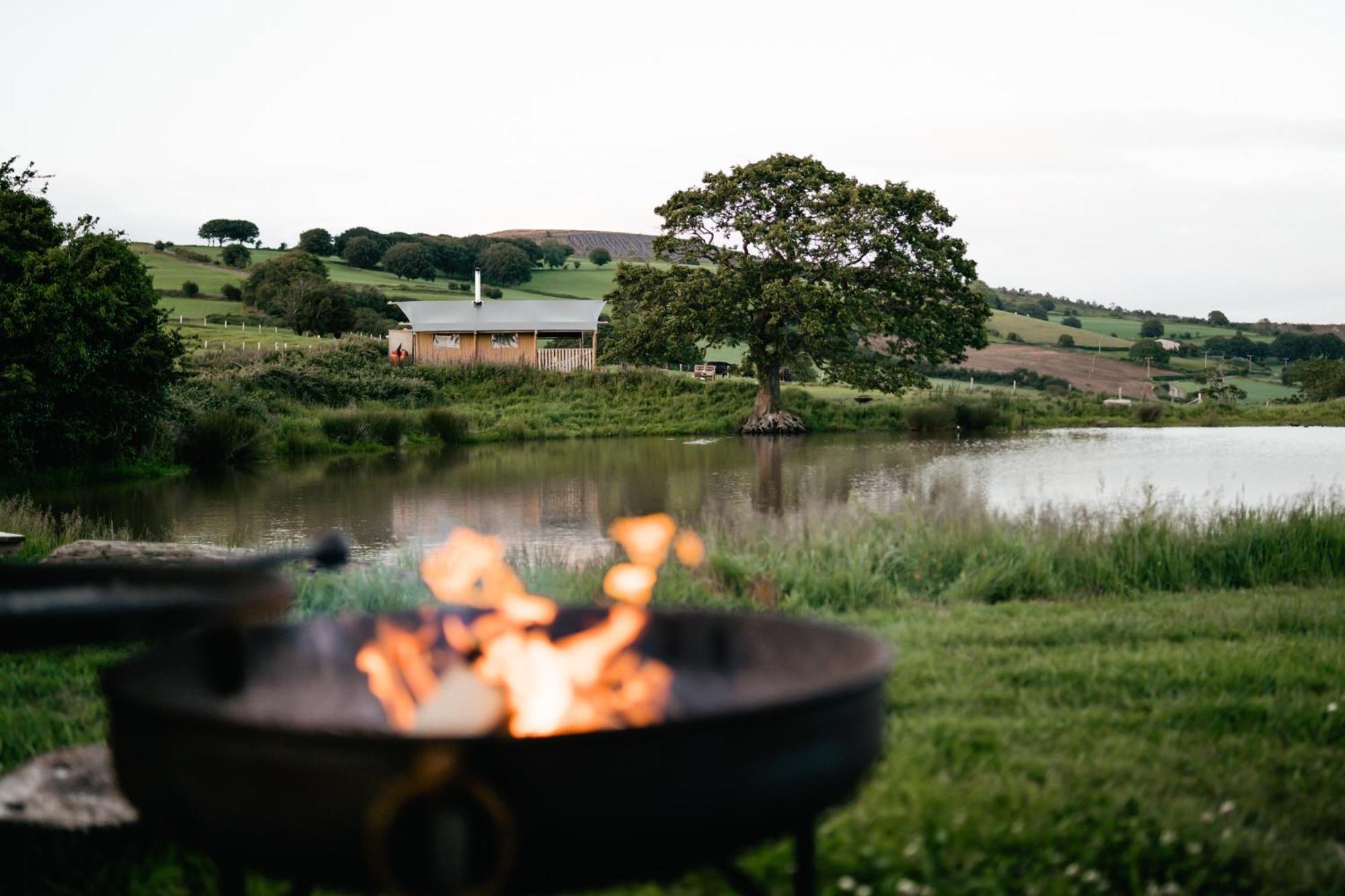Готель Under The Oak Glamping Карфіллі Екстер'єр фото