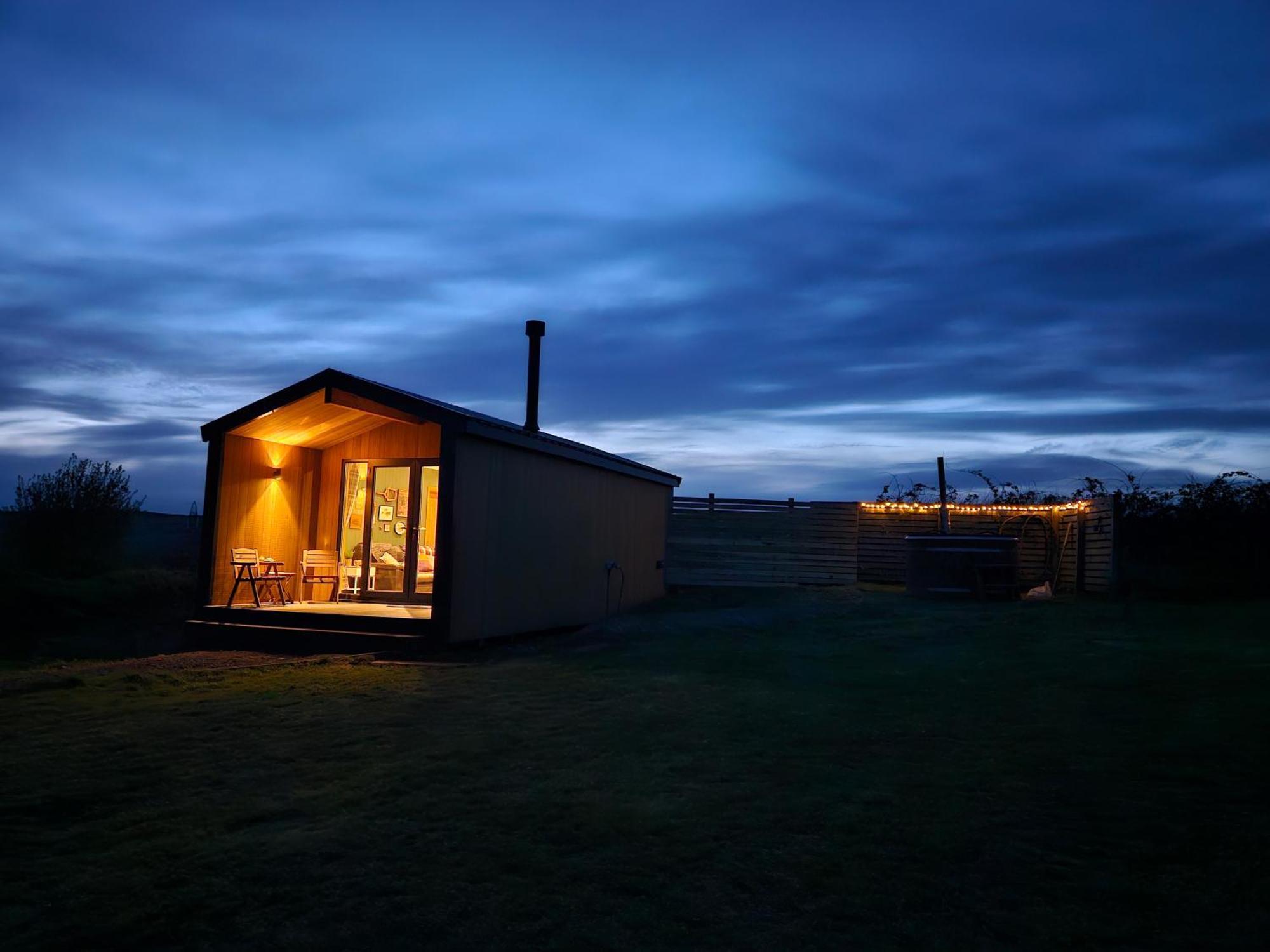 Готель Under The Oak Glamping Карфіллі Екстер'єр фото