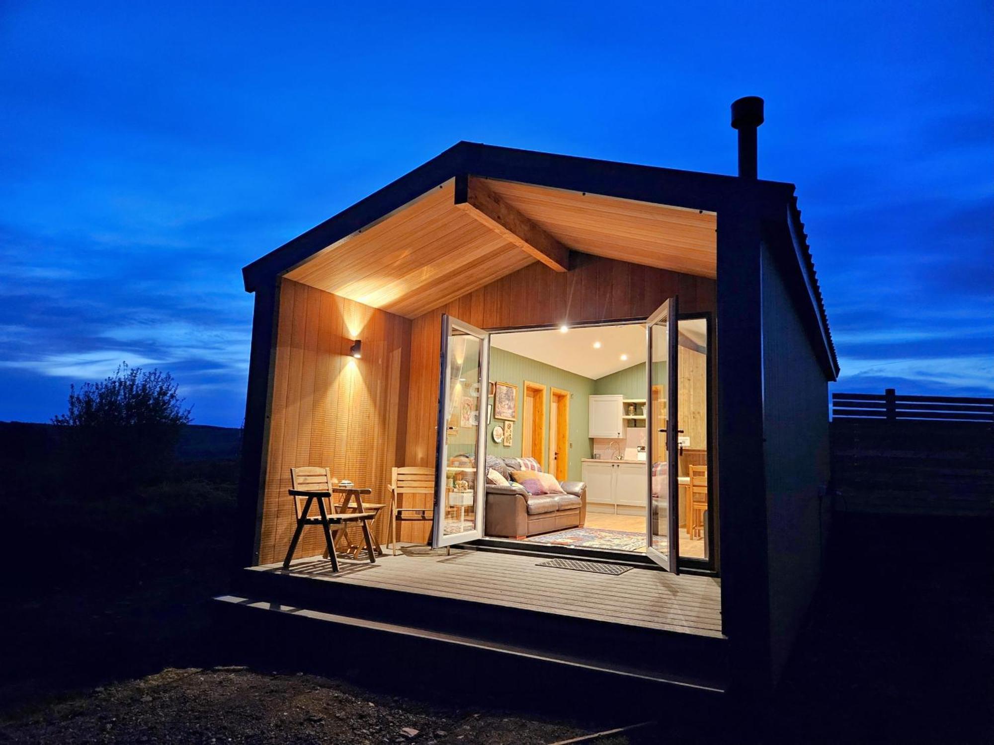 Готель Under The Oak Glamping Карфіллі Екстер'єр фото